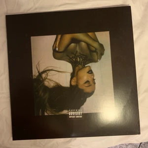 Ariana Grande vinyler - Säljer mina Ariana Grande vinyler pga har ingen vinylspelare. Köptes på Urban outfitters för 350kr o den är i nyskick