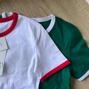 T-shirt - Sprillans nya T-shirtar från Zara!! Fick dom i födelsedagspresent men inte ritigt min stil. Köp en för 50kr eller båda för 80kr💕💕 Prislappar kvar!! Köparen står för frakten😊