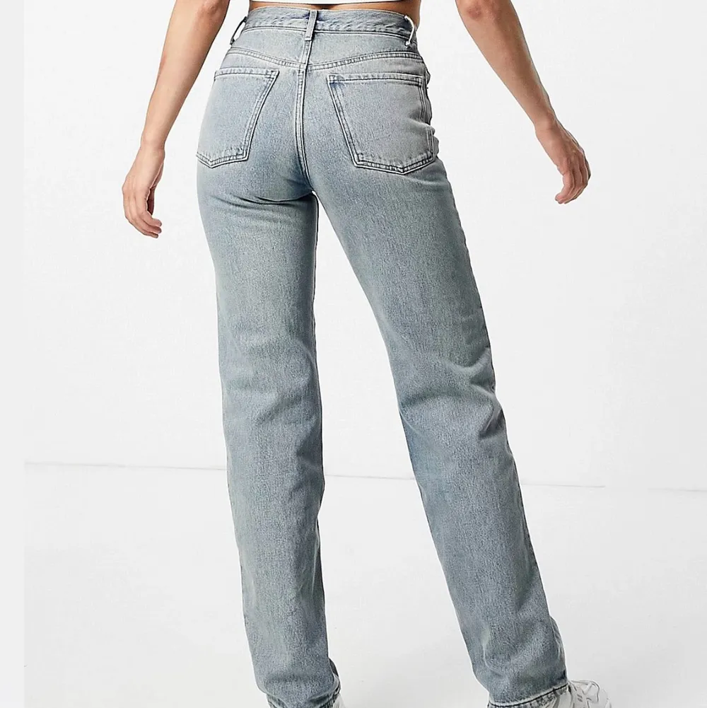 Helt felfria jeans, säljer pga att det inte passar mig. Andvönder fåtal gånger. Lite mörkare i verkligheten ❤️. Jeans & Byxor.