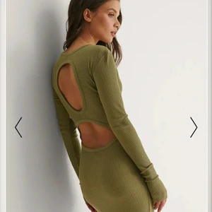 Bella Michlo x Na-kd - Ur snygg klänning från Na-kd, skriv vid funderingar eller frågor🤩🤩💞💞 Helt oanvänd med lappar kvar