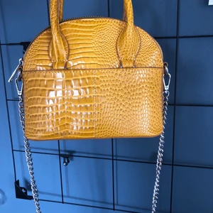 Väska  - En snygg zara väska som inte kommer till användning och behöver ny ägare! 