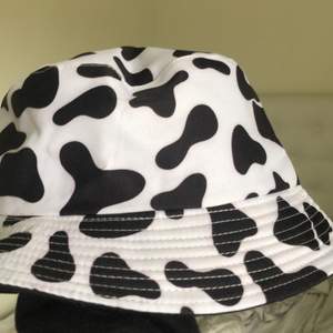 Säljer denna trendiga hatt från SHEIN. Den funkar åt båda hållen. Åt ena hållet är en ko mönstrad och det andra svart (se bilderna). Nypris 60 kr och den är endast testad en gång. 