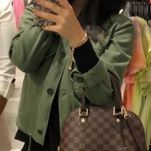 Grön Jacka - Trendig grön jacka i mycket bra skick. Budgivning gäller (+fraktavgift), direkt pris 300 + fraktavgift som tillhör köparen. Skriv i kommentarsfältet vid intresse💫🌼 