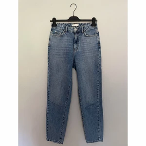 Jeans  - Momjeans i mycket gott skick! Fin tvätt och snygg passform. Tyvärr för små på mig