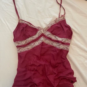 Topp - Rosa topp med spets, köpt second hand men kommer ej till användning:) passar S