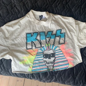 Kroppar T-shirt  -  Säljer denna as coola kroppade  t-shirt den från H&M ❤️aldrig använd