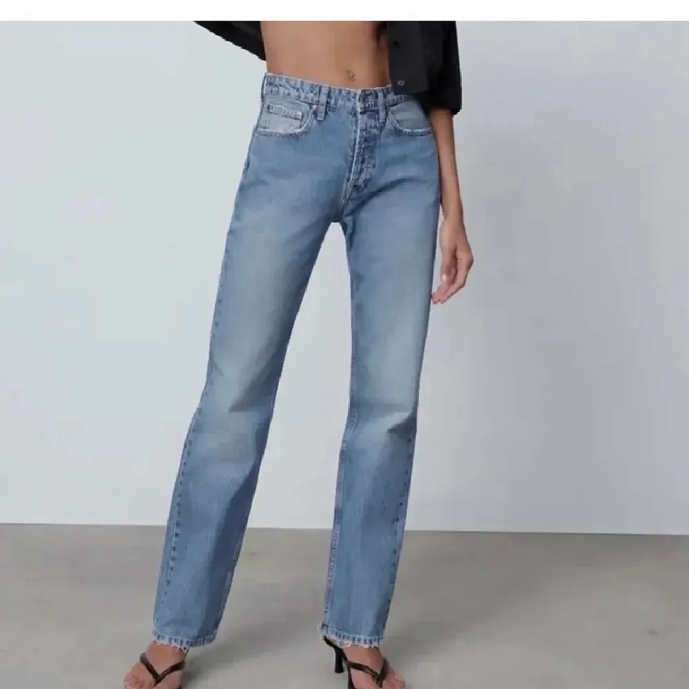 säljer dessa jeans i storlek 38 oanvänd pris lappen finns kvar buda ♡ bilder kan skickas. Jeans & Byxor.