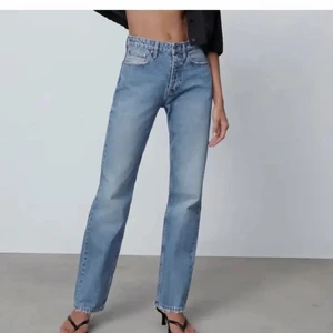 zara  - säljer dessa jeans i storlek 38 oanvänd pris lappen finns kvar buda ♡ bilder kan skickas