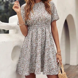 Blommig fin klänning - Aldrig använd klänning, väldigt fin och fint material.💗