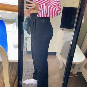 Kostymbyxor - Säljer mina älskade byxor då de inte kommer till användning längre🤎 extremt sköna och sparsamt använda så de har inga defekter! Straight leg och knytning upptill vilket gör att byxorna passar många olika storlekar! Beroende hur man vill att de ska sitta skulle jag säga att de passar M och uppåt. 