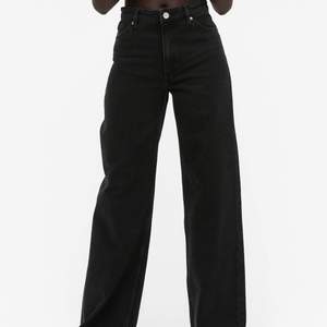 Svarta vida jeans ifrån monki. Använda ett fåtal gånger. Köpta för 400 säljer för 150 kr + frakt ❤️