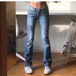 Lågmidjade jeans från zara. Passar mig som är 177 cm med innerbenslängd 82 cm. Storlek 34 men sitter bra på storlek S/36. Köparen betalar frakt💕
