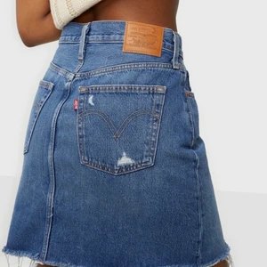 Levis jeanskjol - knappt använd & bra skick! Storlek 27 i midjan. 200kr & köparen står för frakt! 🤍