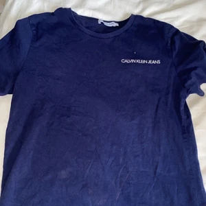 Calvin Klein t-shirt - Strl Xs men passar även S och M beroende på hur tight man vill den ska sitta. Tröjan är mer mörkblå i verkligheten 💗