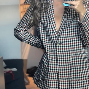 Rutig kavaj från Nobodys child - Fin, tunn rutig kavaj från Nobodys child i storlek 38 (normal i storlek inte oversize. 