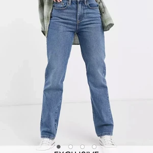 jeans - Jag säljer dessa jeans då jag köpte en storlek för lite . Annars är de jättefina på och fint skick då jag endast har testat dem.