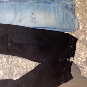Jeans lager 157 - Nypris: blå jeans 299, svarta jeans 199. Mitt pris: 229kr för båda. 100kr styck. Storlek L.