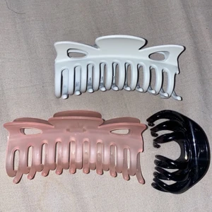 Hårklämmor  - Den rosa och den ljusgråa är ungefär lika stora som min hand, så dom är för lite tjockare hår. 50kr för dom stora och 25kr för den lilla svarta 💗