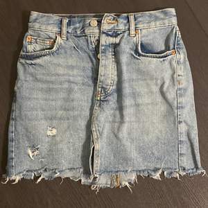 Säljer denna jeans kjolen för 50kr + frakt!  34 är storleken på kjolen! Bara att kontakta mig för mer frågor eller funderingar!😊