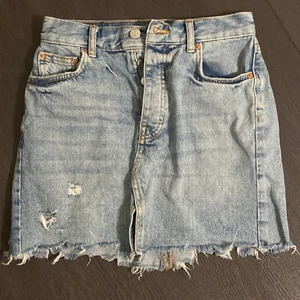 Jeans kjol  - Säljer denna jeans kjolen för 50kr + frakt!  34 är storleken på kjolen! Bara att kontakta mig för mer frågor eller funderingar!😊