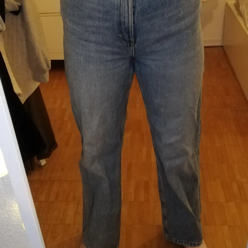 Blåa jeans från Monki i fint skick! 🤪 Använd få gånger. Längre i benen för mig som är 175 cm. . Jeans & Byxor.