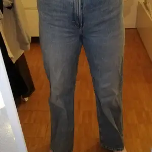 Blåa jeans från Monki i fint skick! 🤪 Använd få gånger. Längre i benen för mig som är 175 cm. 