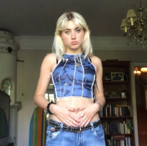 Kort linne - Super cool blå topp med tryck köpt från kollyy som tyvärr är aningen för liten