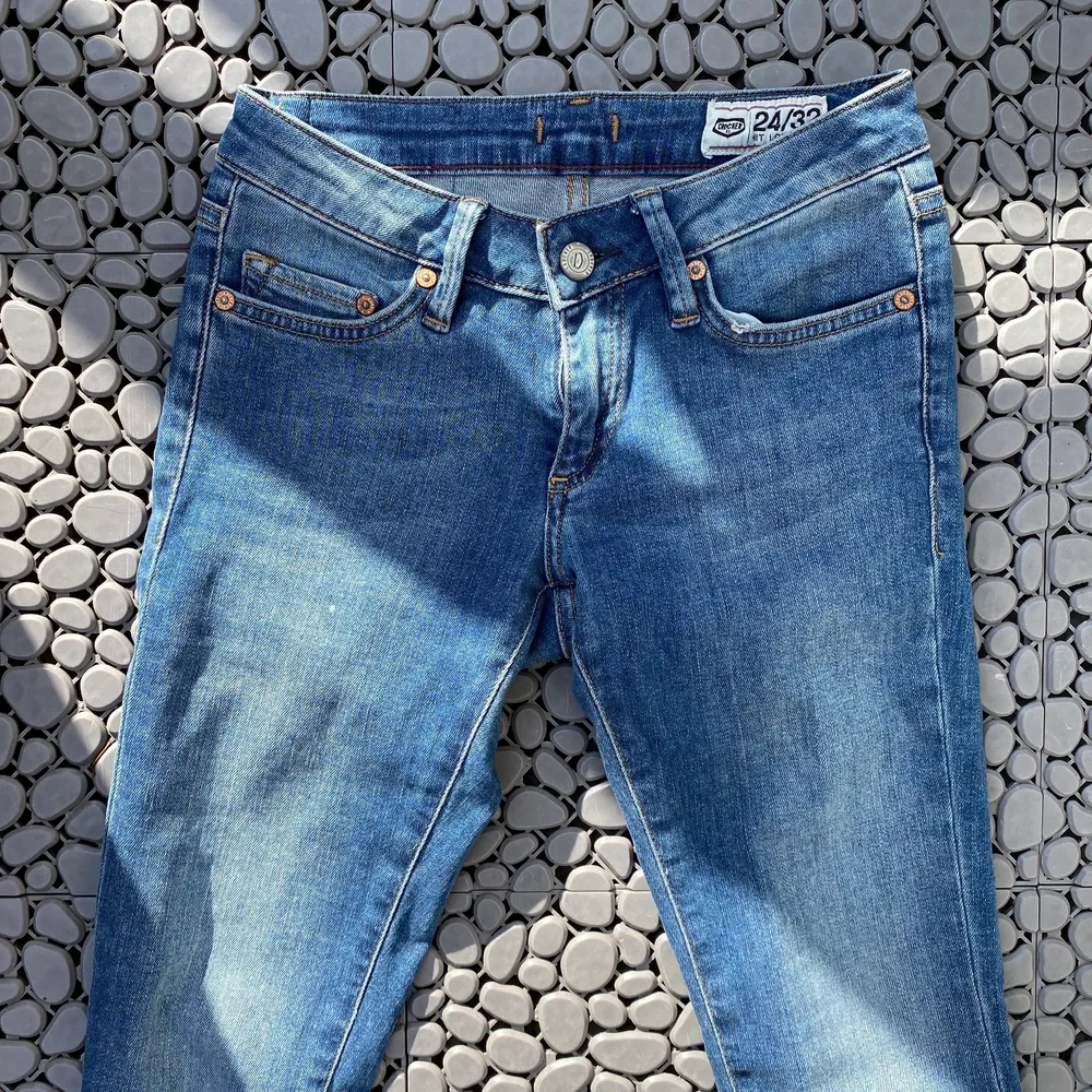 Jeans i blå färg från JC (märket Crocker). I princip aldrig använda. Storlek 24/32. Low waist. Tight passform.. Jeans & Byxor.
