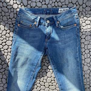 Jeans i blå färg från JC (märket Crocker). I princip aldrig använda. Storlek 24/32. Low waist. Tight passform.