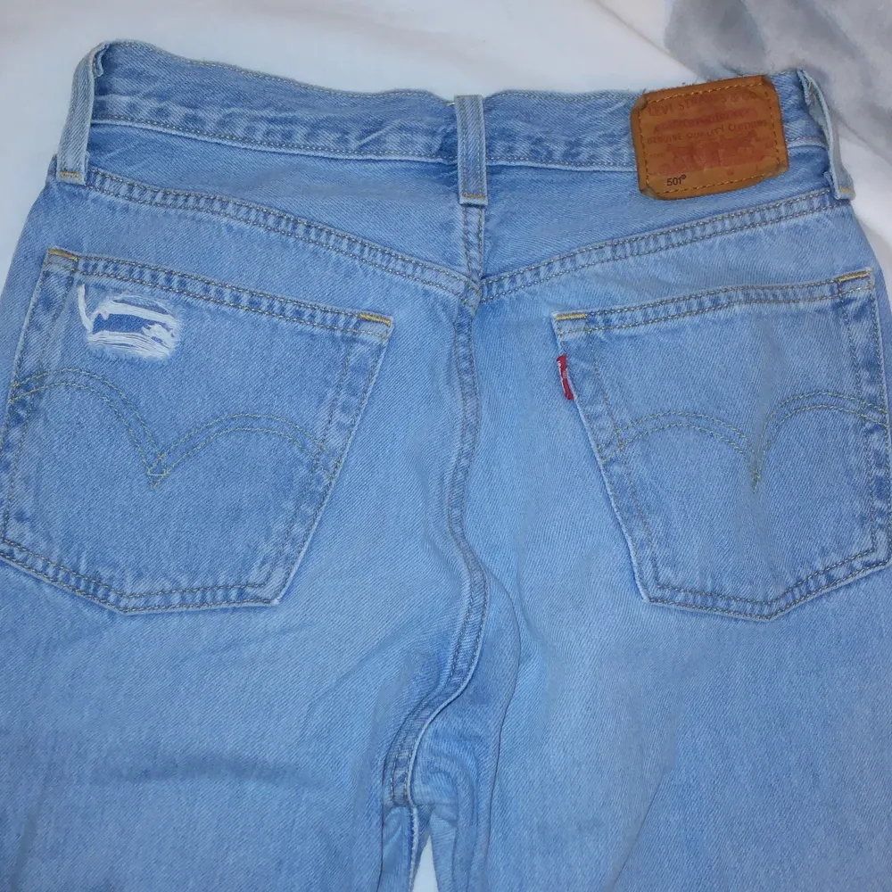 Jätte fina levis 501 med slitningar säljes då dom blivit för små för mig! W25 L30. Jeans & Byxor.