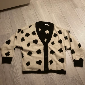 Beige Cardigan - Jätte bekväm oversized cardigan i storlek L perfekt för hösten/vintern.