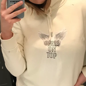 GANNI hoodie - Benvit hoodie med tryck från Ganni AW18 kollektion. Storlek M men passar även mindre. Sparsamt använd, i väldigt bra skick! Köpt för över 1000kr, säljer för 300kr.