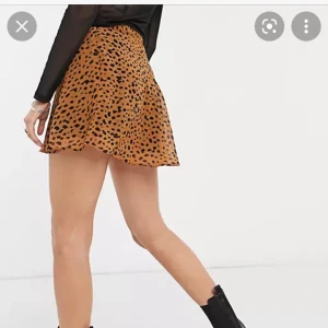 Bershka kjol  - Den var för liten för mig när jag fick hem den, har för mig att prislappen är kvar!