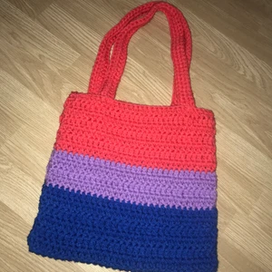 Bisexuell flagga virkad väska - En virkad väska i tote bag stil med bisexuella flaggan