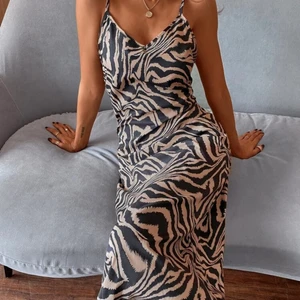 Klänning - Säljer denna superfina klänning då den tyvärr är för liten för miN smak, aldrig använd!! Tight över bysten men annars följer den formen så fint💕 strl xs⚡️ Jag är 170 cm & väger 65 kg för referens.