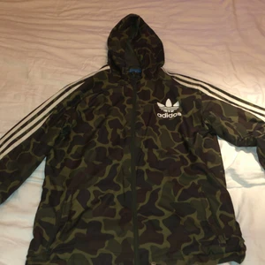 Adidas jacka - En riktigt fin vår jacka som är fräsch storlek s funkar till m också unik eftersom den inte säljs i affärer längre och funkar perfekt nu till våren även hösten 😉