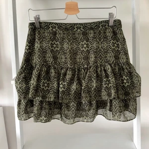 Grön kjol med volanger strl 40 - Strl 40 passar på midsommar har s att ha nere på höfterna om man vill ha den lågmidjad