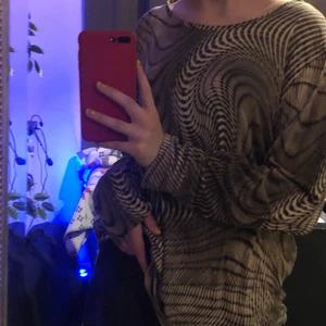 Topp - Säljer denna supercoola långärmade topp köpt på humana för någon månad sen. Tröjan är jättefint skick och är lite oversized samt har stretchigt tyg och passar xs och s för en oversized look men passar även M. Säljer då den tyvärr ej kommer till användning.