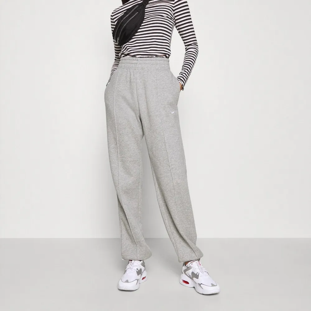 Helt oanvända och nya mjukisbyxor från Nike med en snygg oversize passform! Lappen sitter kvar, se sista bild. Otroligt bekväma med stretch i midjan och bra fickor. Skriv till mig om ni vill ha mer info!🥰 Kan mötas upp i Lund, annars skickas det på posten. Skickar spårbart.. Jeans & Byxor.