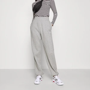 Nike Sweatpants - Helt oanvända och nya mjukisbyxor från Nike med en snygg oversize passform! Lappen sitter kvar, se sista bild. Otroligt bekväma med stretch i midjan och bra fickor. Skriv till mig om ni vill ha mer info!🥰 Kan mötas upp i Lund, annars skickas det på posten. Skickar spårbart.