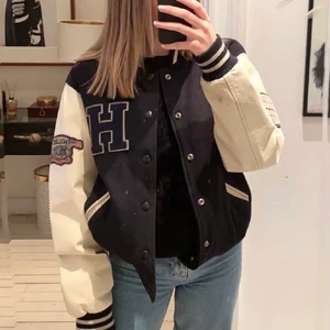 College jacka - Lägger upp igen pågrund av oseriös köpare. Jättefin collegejacka/basketjacka från hollister. Köpt här på plick för 700kr då jag säljer den lite billigare. Har använt den ett par få gånger då den är i bra skick. Säljer för jag har många andra. Skriv om du har några frågor eller liknande. Köpare står för frakt (99kr)💕💕 jag är 177 cm lång då den är lite oversized vilket är så snyggt!! Buda i kommentarerna!! 