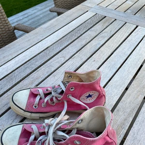Converse stl 37 - Hej! Säljer dessa converse i stl 37. Använda en del men i bra skick.