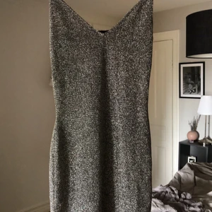 Glittrig festklänning  - Superfin glittrig klänning💓💓🥺 storlek 36 och säljer för 150kr! Nästintill oanvänd, använt 2 gånger. Köparen står för frakt på 45kr.