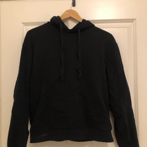 Svart hoodie - Svart hoodie från NA-KD💙 Inte alla sliten och är perfekt till sommarn🌸 OBS! Har katt, är därför inte allergivänlig.