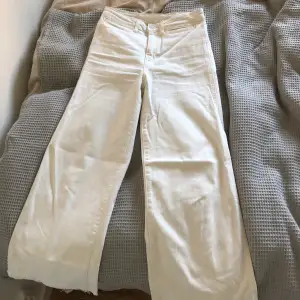 Vita raka jeans från H&M! De är hög midjade och avklippta med fransar nertill💓 priset är exklusive frakt