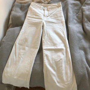 Vita jeans - Vita raka jeans från H&M! De är hög midjade och avklippta med fransar nertill💓 priset är exklusive frakt