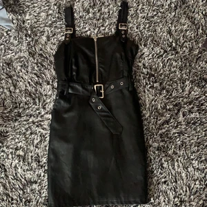 Skinnklänning - As cool klänning från NAKD i storlek 34💕 Anväd en enstaka gång men är som ny! Köparen står för frakt.