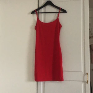 Röd klänning - Röd klänning från missguided, aldrig använd. Storlek 38. 