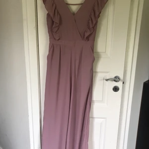 Rosa byxdress - Superfin till bal eller liknande, hade den på min brors bröllop, använd endast en gång. Säljer då den är för liten för mig
