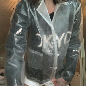 Genomskinlig regnjacka - Superfin genomskinlig/transparent regnjacka från Hosbjerg. Jag köpte den på Plick förra veckan, men den passade dessvärre inte mig.💔 Kan mötas upp i Uppsala och ev. Stockholm!